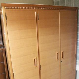 中古　１階に移動済み　洋服タンス　 　幅104.8　　奥行59.5　　高さ180　 （ｃｍ）　ライトウッド　三枚扉の画像