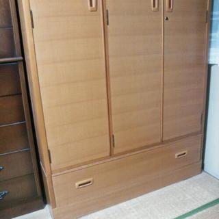 中古　１階に移動済み　洋服タンス　 　幅104.8　　奥行59.5　　高さ180　 （ｃｍ）　ライトウッド　三枚扉の画像