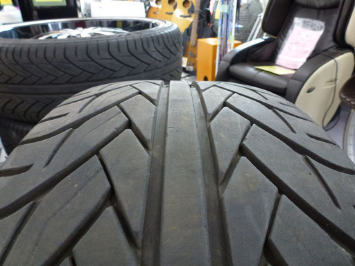 VONMAXアルミPCD139.7 9.5J 6H ＋30＆ レクサーニ26インチ295 30 8分山タイヤSet 新型現行エスカレード等 に ￥185,000-