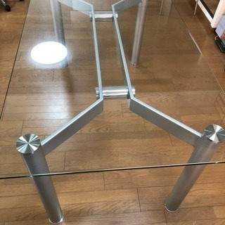 ガラスのダイニングテーブルの画像