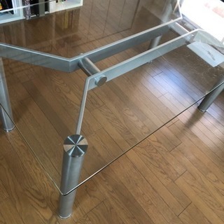 ガラスのダイニングテーブルの画像