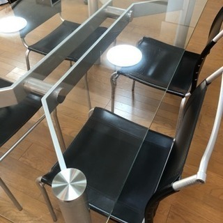 ガラスのダイニングテーブルの画像