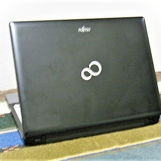 🔶12.1型液晶/重さ1.39kg♪移動用/高速☆彡新品✨SSD120GB(保証付き)/MS Office📒✎/メモリ4GB♪/2コアCPU♪/高速！USB3.0/マイク内臓🎤/すぐ使えるWin10メディア作成ツール付💿/すぐ繋がるWi-Fi📶/点検整備清掃済み😊/FUZITSUの画像