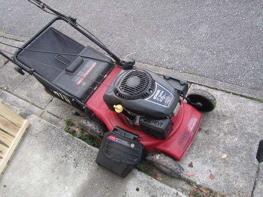自走式芝刈り機６．７５馬力バケット付き　マニュアル付き
