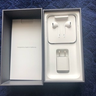 iPhone8箱とイヤフォン