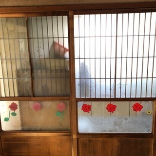 古い木製の引戸。押し入れの襖。の画像