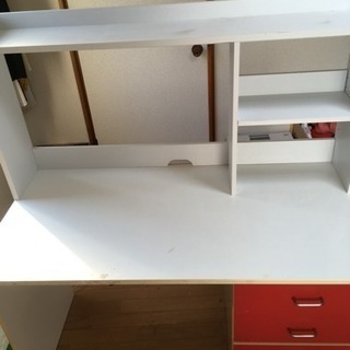 学習机と回転椅子の画像