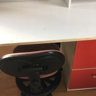 学習机と回転椅子の画像