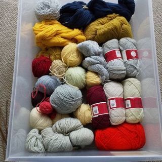 毛糸まとめ売り 衣装ケース一箱分