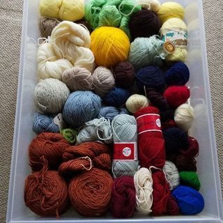 毛糸まとめ売り 衣装ケース一箱分の画像