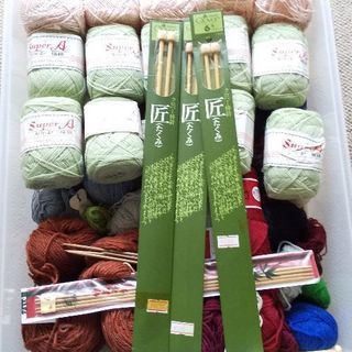 毛糸まとめ売り 衣装ケース一箱分の画像