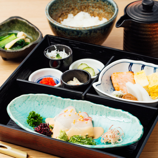 ホテル朝食スタッフ【簡単な配膳・調理補助】【3時間のみ・残業無し】　　ダブルワーク可☆の画像