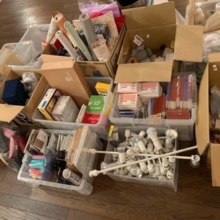 家のもの 店舗用品  インターネット発送用 ダンボール ハンガー パンツハンガー  スポットライト 扇風機など色々なもの 無料 有料 あり 滋賀県大津市 名神高速大津インター近く フリマの画像