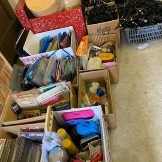 家のもの 店舗用品  インターネット発送用 ダンボール ハンガー パンツハンガー  スポットライト 扇風機など色々なもの 無料 有料 あり 滋賀県大津市 名神高速大津インター近く フリマの画像