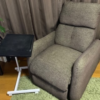 電動リクライニングチェアとノートブックテーブル