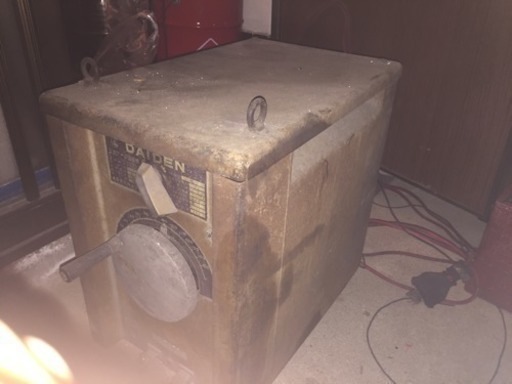 たぶん使えますが、ワンチャン使えたらラッキーぐらいに思ってください。200vの溶接機！