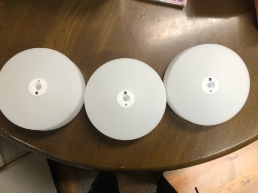LED 感応式照明x3個