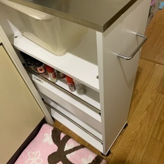 天板がステンレスのワゴン二台の画像