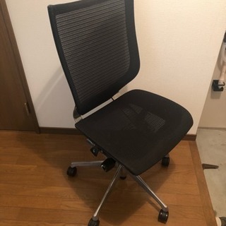 オカムラ バロンチェア 黒の画像