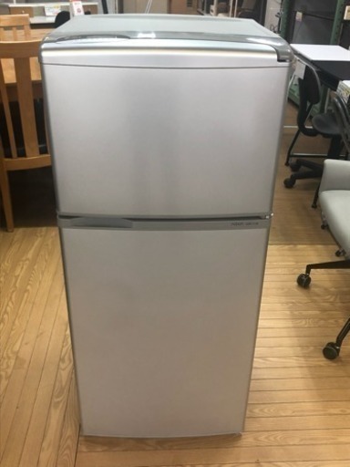 【リサイクルサービス八光　田上店　安心の1か月保証　配達・設置OK】AQUA アクア AQR-111B(SB) [直冷式冷凍冷蔵庫 (109L・右開） 2ドア シルバーベーシック]