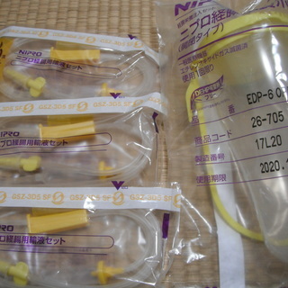 ニプロ経腸栄養ボトル　１つ　輸液セット　３つ