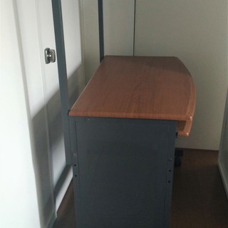 シンプルなPCデスクの画像