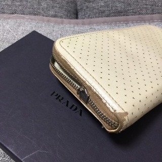 PRADA プラダ 白レザー ラウンドファスナー 長財布 ジャンクの画像