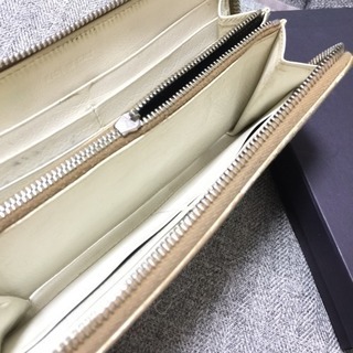 PRADA プラダ 白レザー ラウンドファスナー 長財布 ジャンクの画像