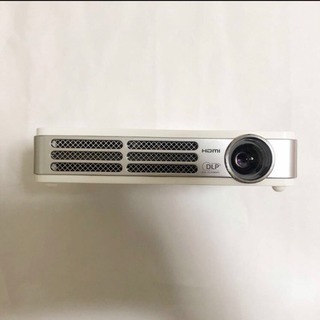 良品 美品 コンパクトプロジェクターVivitek QUMI Q2-W アダプター ケーブル付属の画像