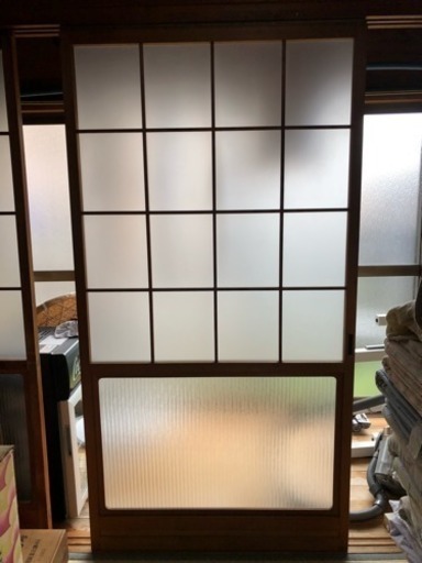 古い木製の引戸。押し入れの襖。