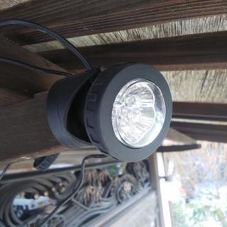 ソーラーLEDセンサーライトの取り付け - 便利屋