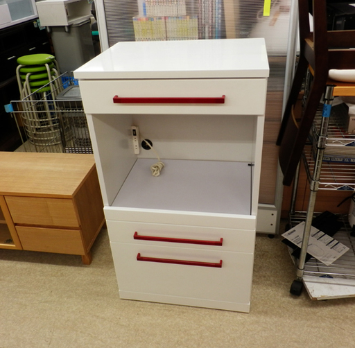 PayPay対応 レンジ台 レンジボード キッチンラック 食器棚 キャビネット カウンター ポップ 鏡面 白 コンパクト コンセント付き 札幌市西区西野