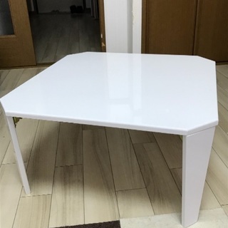 白いテーブルの画像