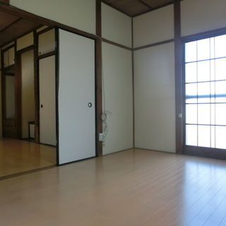 矢島貸家　／／　人気の戸建てに空が出ました。平屋２Ｋで生活しやすいです。 ご契約が成立しましたら、オーナーより玄関前に設置する置き配バッグプレゼントします！！ − 群馬県