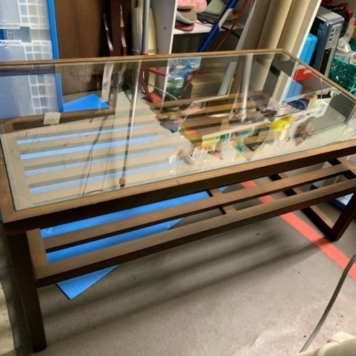 ガラスのテーブル