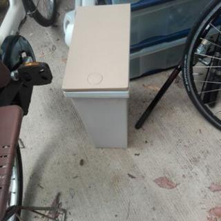 収納　ごみ箱。