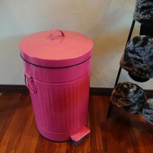 ピンクの可愛いゴミ箱