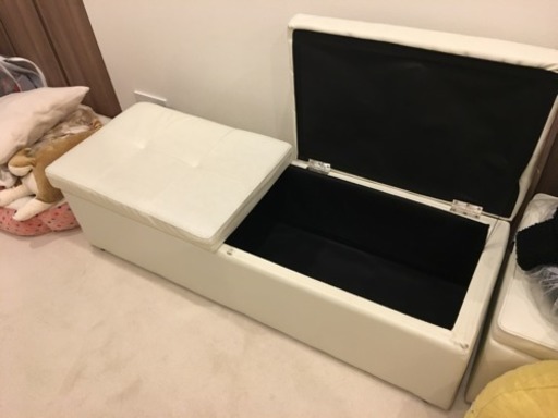 オフホワイトの収納長椅子