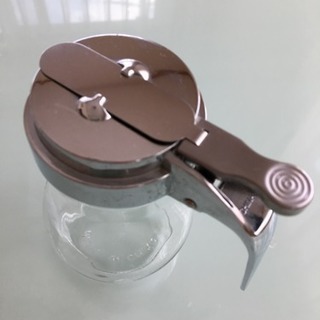 カフェにある ガラスとステンレスのシュガー&ハチミツ容器の画像