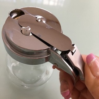 カフェにある ガラスとステンレスのシュガー&ハチミツ容器の画像