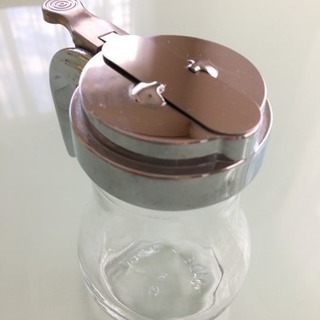 カフェにある ガラスとステンレスのシュガー&ハチミツ容器の画像