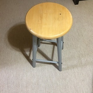 テーブルと椅子2脚の画像