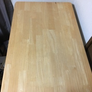 テーブルと椅子2脚の画像