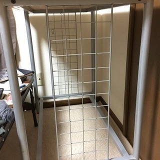 テーブルと椅子2脚の画像