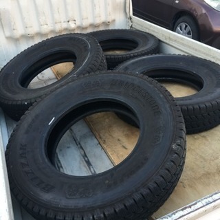 ほぼ新品  スタッドレスタイヤ2トン用