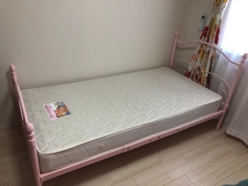 ピンクの可愛いパイプベッド マットレス付き