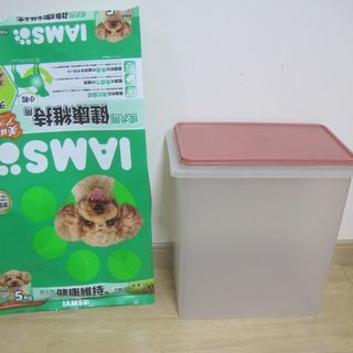 タッパーウエア　ドッグフード5㎏入ります