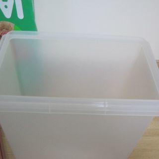 タッパーウエア　ドッグフード5㎏入りますの画像