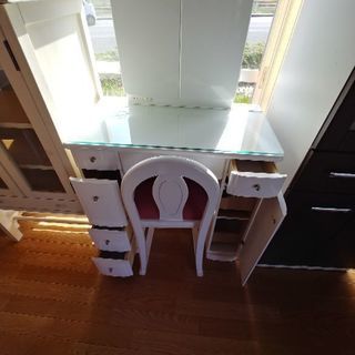 白いドレッサー　椅子つき。の画像