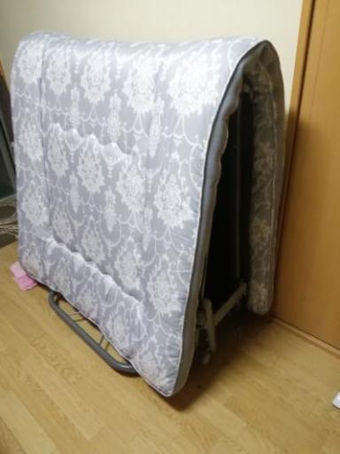 ☆取引中☆折り畳みベッド\u0026マット付き